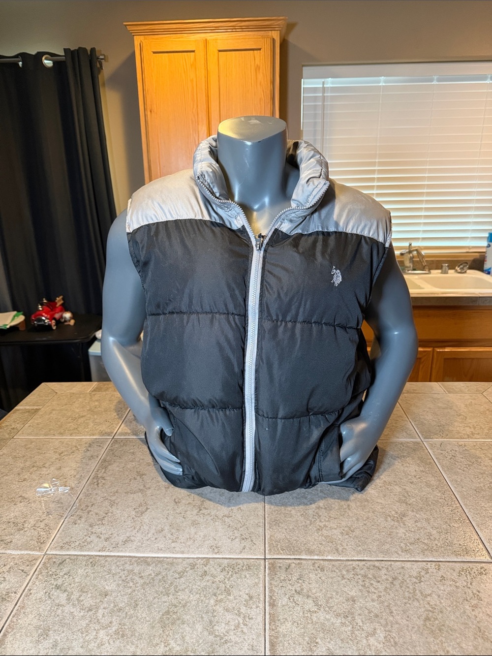 U.S. Polo Assn. Men’s Black and Light Gray Puffer Vest Size XL